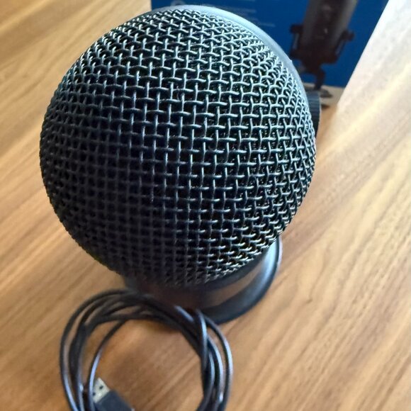 BLUE YETI PREMIUM USB CONDENSER MICROPHONE | Pro Streaming/Gaming - Picture 3 of 10